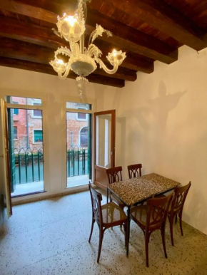 Quiet apartment with canal view Venedig